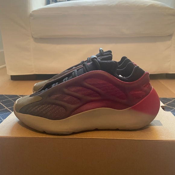 Yeezy 700 V3 sneakers SIZE 5.5 - Picture 1 of 6